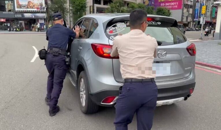 車輛拋錨受困東門圓環車陣　竹市警民合力推車移至安全處所化解危機