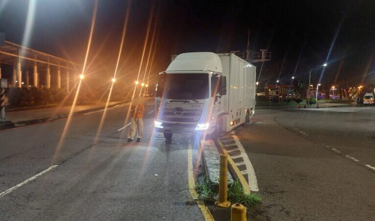 不熟路況惹禍！大貨車逆向自撞分隔島　鼓山警火速排除