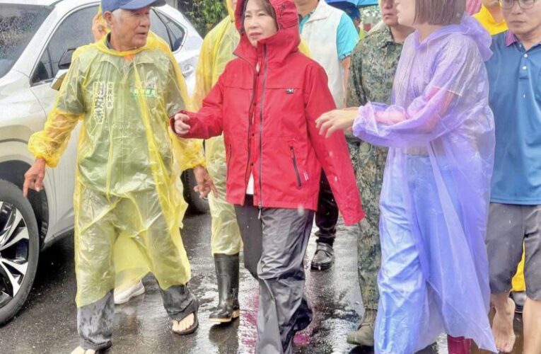 屏東縣府三首長兵分三路勘災  調派機具、沙包緊急搶修