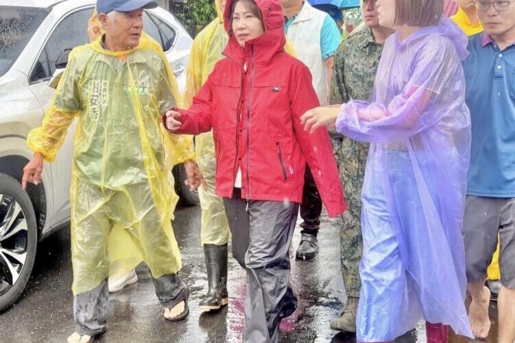 豪雨侵襲 屏東縣政府三首長兵分三路勘災  調派機具、沙包緊急搶修