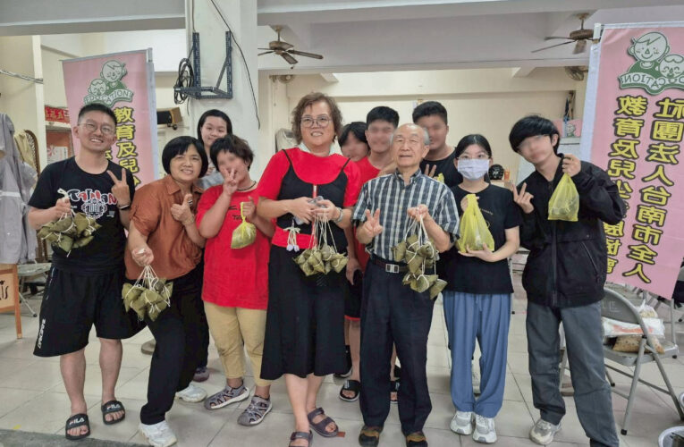 體驗傳統文化 累積生涯經驗 兒少協會帶領青少年親手綁粽迎端午