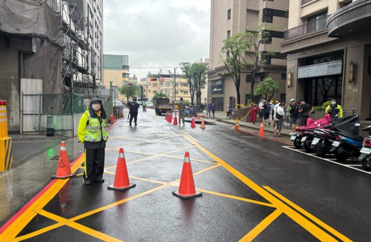 連日豪雨鳳山區福誠二街口路面下陷 疑似污水管線破損 水利局緊急灌漿搶修