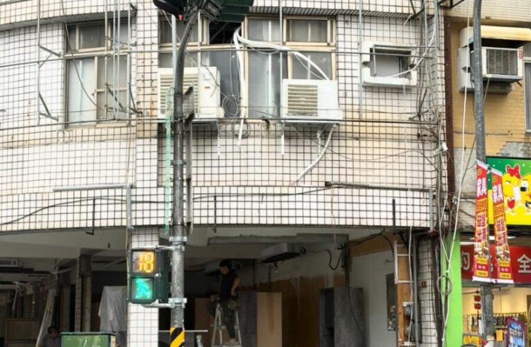 連鎖集團髮廊將騎樓違建佔用引發民眾不滿 高市府工務局表示將進行拆除