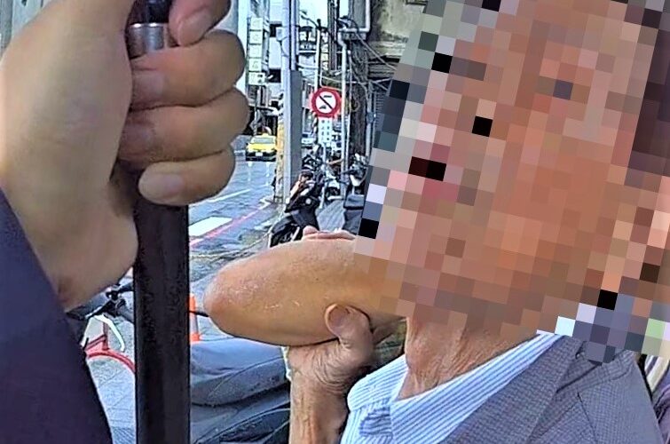 銀行辦事突癱軟　北門警鷹眼發現即時助老翁送醫
