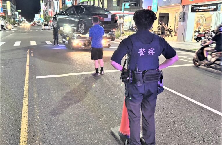 車輛熄火卡車道　八掌警合力推車疏導交通