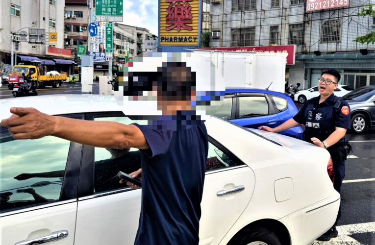 尖峰時刻車拋錨　北興警變身推車俠助脫困