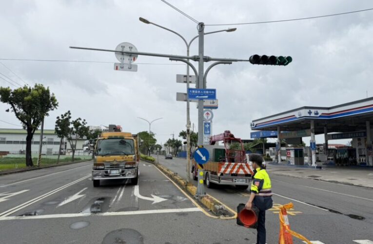 受巴威颱風強襲倒塌！高市大寮區光明路與八德路口號誌已修復