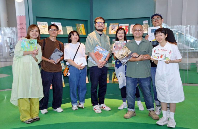 25位臺灣知名插畫家作品齊聚綠美圖 中市圖10週年「散步森林」展療癒開展