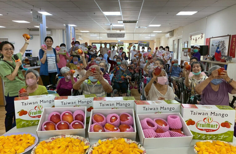 臺南榮家住民歡喜品嚐芒果 消暑香甜入心 