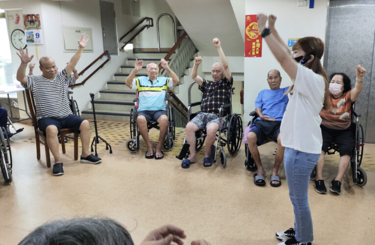網紅教練葉嘉淇至彰化榮家 帶領養護長輩健康活力律動