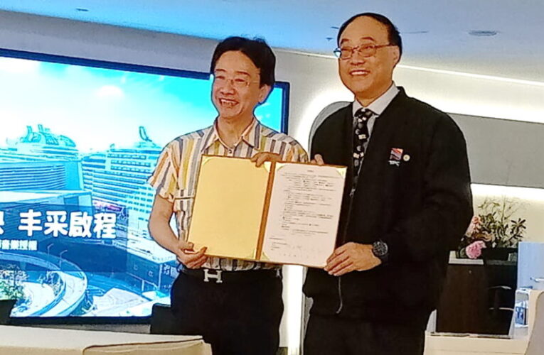 張正傑獻樂祝賀港務公司總公司與基隆分公司「郵輪發展處」正式成軍
