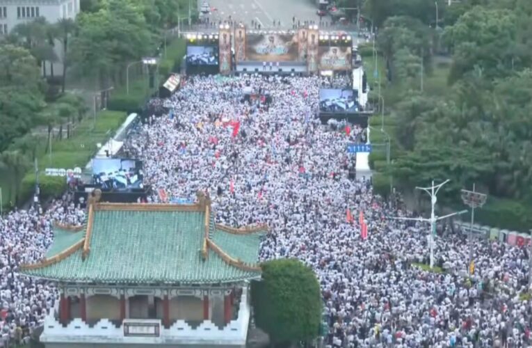 藍白凱道齊怒吼！「我是人我反毒台」集會登場　韓國瑜鄭麗文黃國昌同台開講