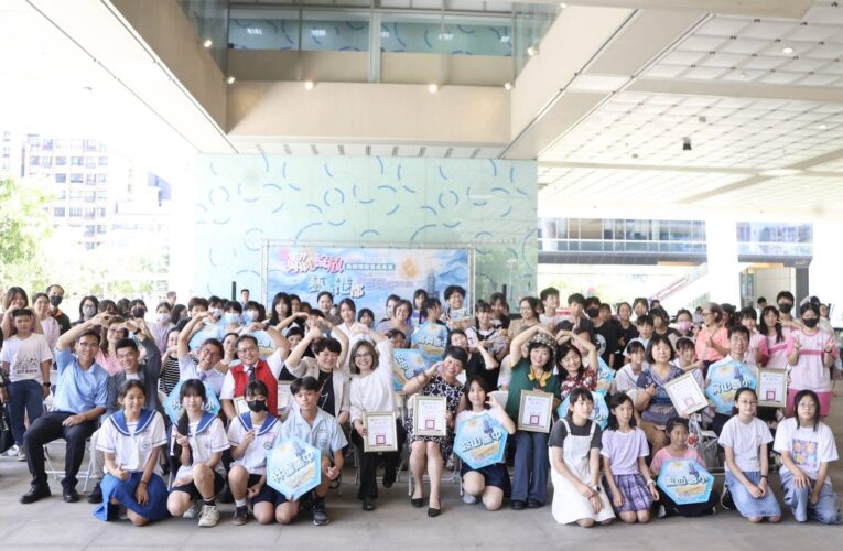 粼光映港都！高雄14校美術班140件創作齊聚圖書館　青春創意一次看