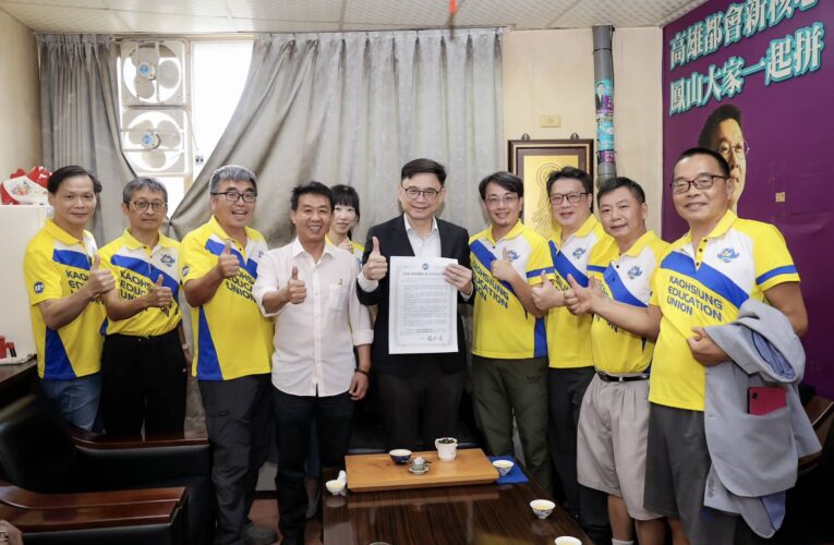 賴瑞隆力挺教育六大訴求！簽署教產工會承諾書 承諾延續市府政策打造安心校園