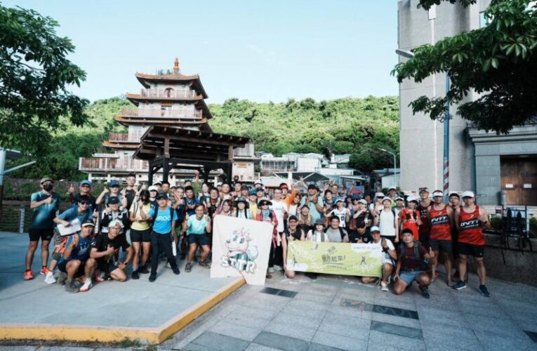 高市運發局侯尊堯局長與三進盤榕跑者用揹水回饋山林