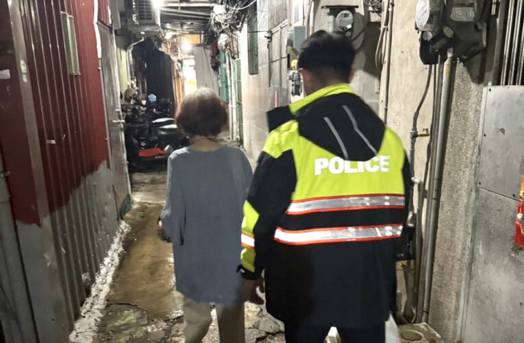 不畏颱風堅守崗位　竹市警二分局暖護老嫗返家、雨中排除路障守護安全