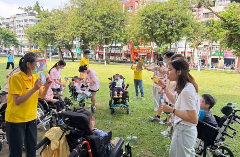 大學生陪伴社區走讀觀察自然新體驗 幫助民生醫院飛象家園受虐併重症童走出家園