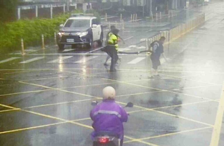 竹市警二分局暖警不畏颱風肆虐　護送老嫗返家即時排除路障守護安全