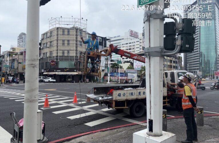 高市苓雅興中路牌遭強風吹落道工處已收回 加強搖晃路牌預防性拆除