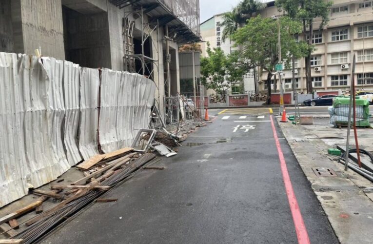 颱風強風吹襲 高市建管處即刻查處工地圍籬、帆布及外牆磁磚掉落 全力維護公共安全