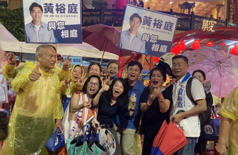 與柯志恩攜手讓前金風華再現 黃裕庭前金萬興宮雨中開講民眾相挺