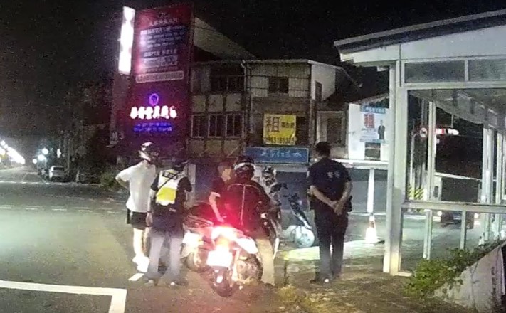 違規攔查變暖心救援！湖內警深夜護送尋友