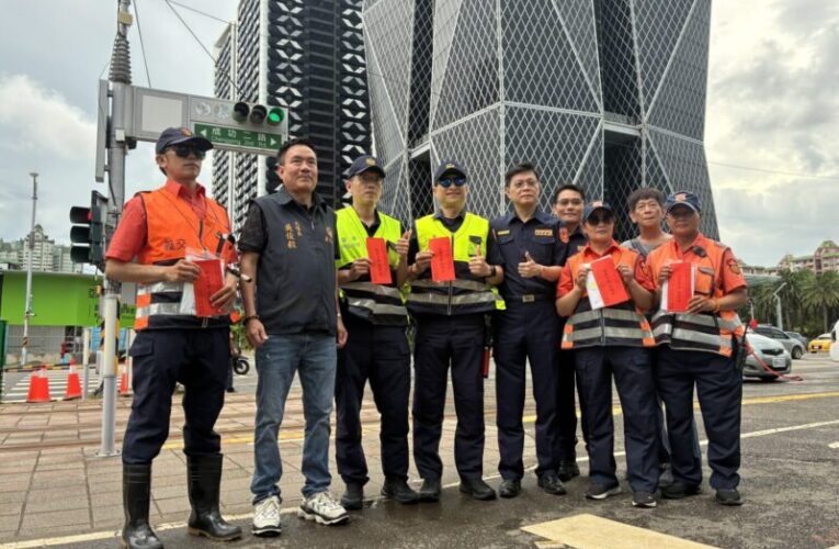 美式賣場開幕車潮爆量　義交兩位大隊長慰勞義交再添防曬裝備