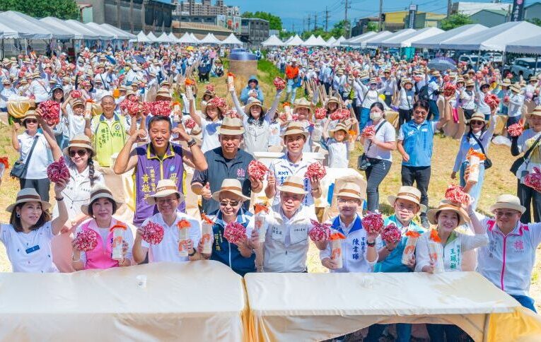 平鎮千人割稻飯推廣食農教育　張善政：推動敬老愛心卡在農會購物