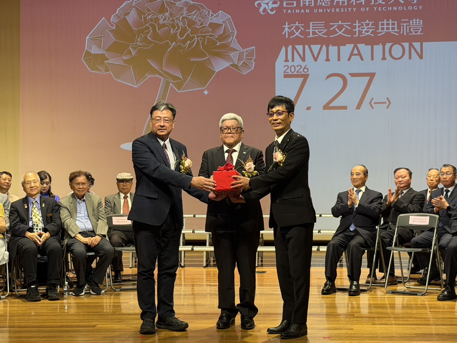 圖文：台南應用科技大學於(27)日舉行校長交接典禮，由董事長黃基正主持監交，正式由許和捷教授接任第13任校長。