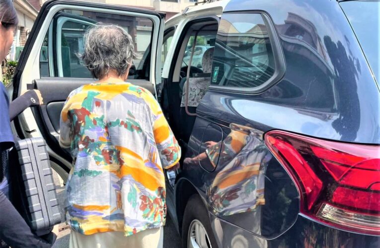 忘帶鑰匙困門前　長竹警暖心伸援助老婦平安歸家