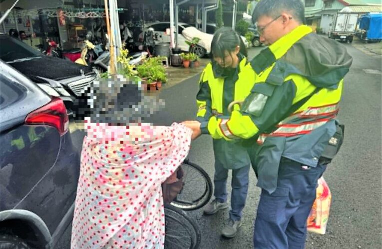 雨中迷路半小時　北興警貼心收輪椅載返家