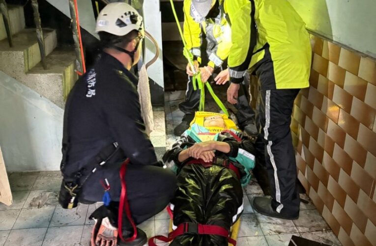 雨天清屋頂失足重摔 高雄永安消防繩索救援協助脫困