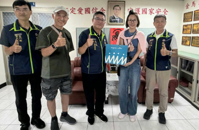 胡璉孫女胡敏珍拜會金門榮服處 捐贈向學子女認養金