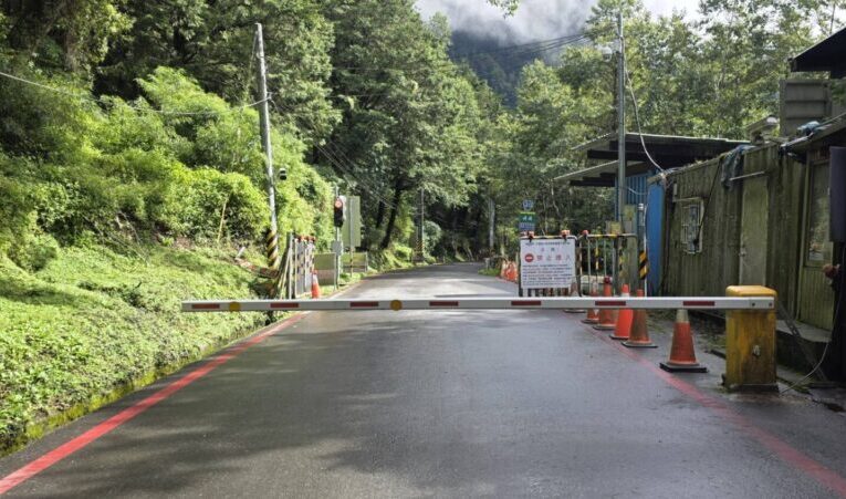 台20臨105線0K~44K(梅山口至向陽)路段，因應低壓帶及西南風影響，明(31)日仍不開放通行