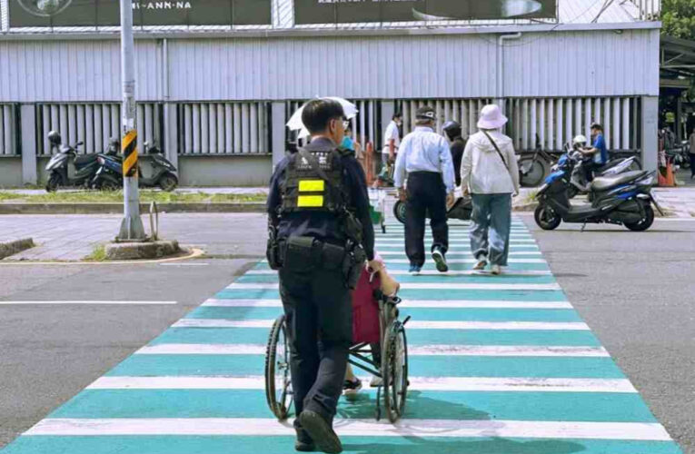 為民服務、有你真好　員警暖心攙扶護送行動不便婦人通過車流繁忙馬路