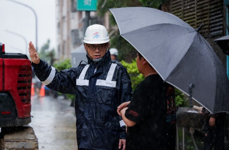 第一時間掌握、今再親赴小港松富街勘察 賴瑞隆爭取中央災損經費：加速重建守護居民安全、建構智慧韌性社區