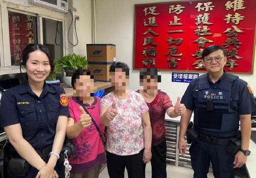 逾80歲婦深夜散步迷途！兩老友焦急報案　大同分局員警｢沿河追蹤尋回｣