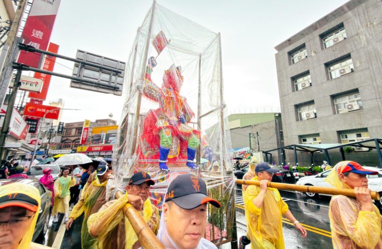大士爺神尊穿雨衣　大雨澆不熄創意踩街熱情