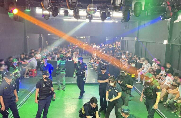 凌晨突襲大寮舞廳！警帶回200多人清查　逮21名失聯移工、1詐欺通緝犯