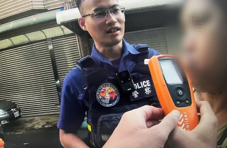 少打一個方向燈「酒杯」露餡！高雄63歲女騎士酒駕遭逮　盤查竟伸手摸警大腿