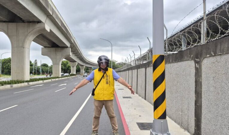 翠華路機車道藏危機　薛兆基細心實測 要求增設路燈防撞