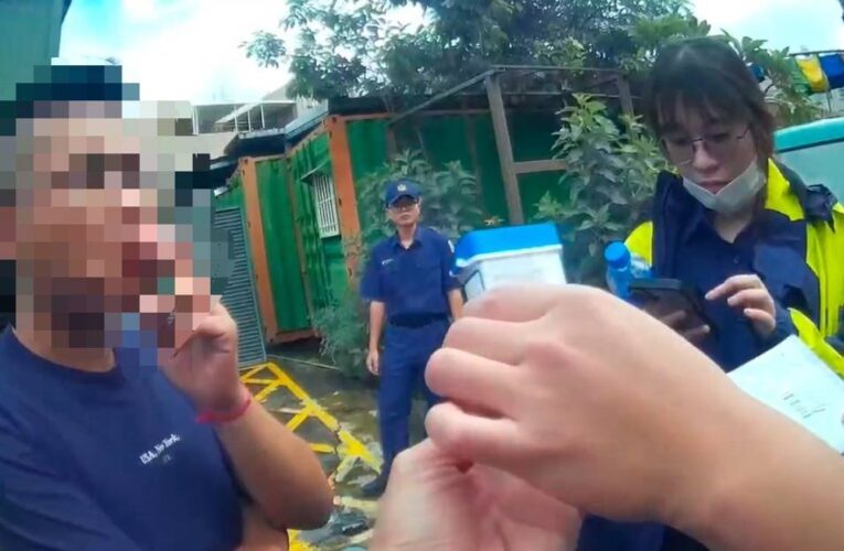 逆向擦撞路邊車！26歲男恍惚遭警攔查　車內竟搜出146包「小小兵」毒咖啡