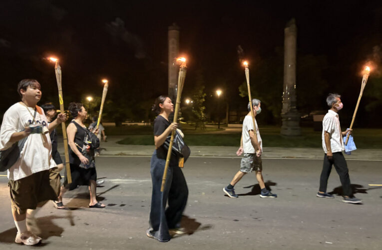 百年火燈照亮布袋夜空　翁章梁與鄉親「迓火燈」祈平安