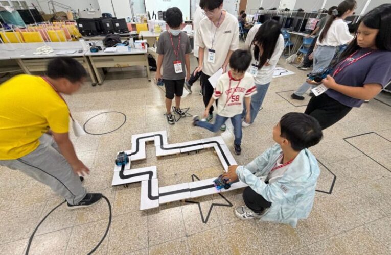 高雄大學機器人營隊進偏鄉　學童挑戰畫出67邊形驚艷全場
