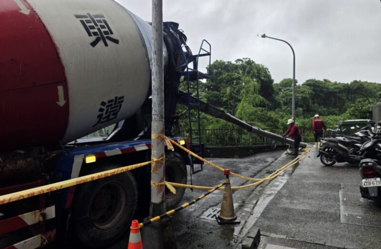 楠梓安泰街鄰鳳山厝排水護岸局部掏空　高市水利局緊急灌漿穩固建物基礎