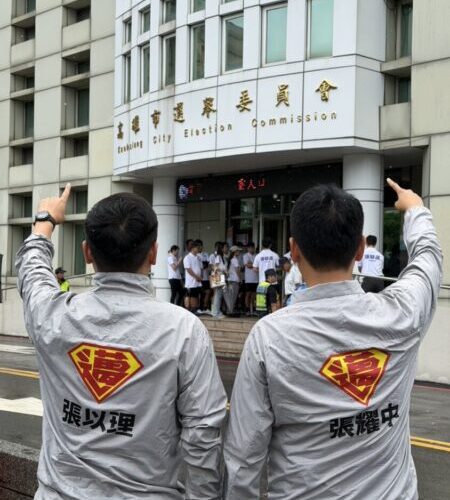陳其邁在議會備詢，這兩個子弟兵竟然跑去… 張以理、張耀中前往登記