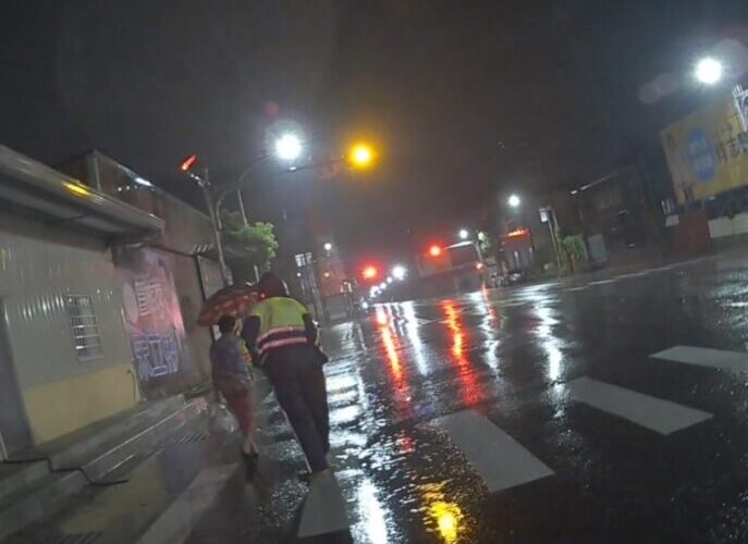 婦人雨夜迷途想走回家　岡山警「一路跟在後方」暖心護送