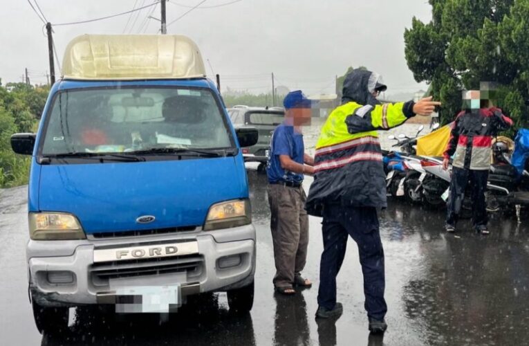 高齡阿伯冒雨找不到駕訓班　湖內警變身「人體導航」一路護送順利換照
