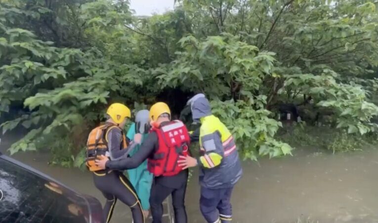湖內暴雨淹路成「水溝陷阱」　52歲女騎士連人帶車跌落警消涉水救援