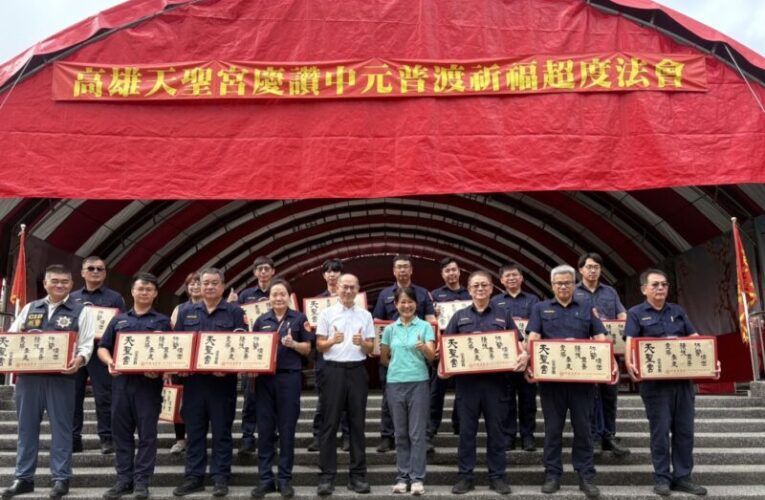 高雄天聖宮送暖！徐家庄捐100箱中元物資　湖內警親送弱勢家庭